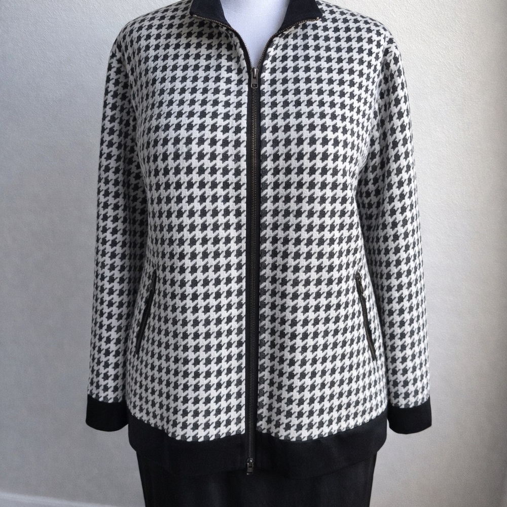 Chico's Traveler’s Black & White Houndstooth Zip Jacket l Career to Travel Chic